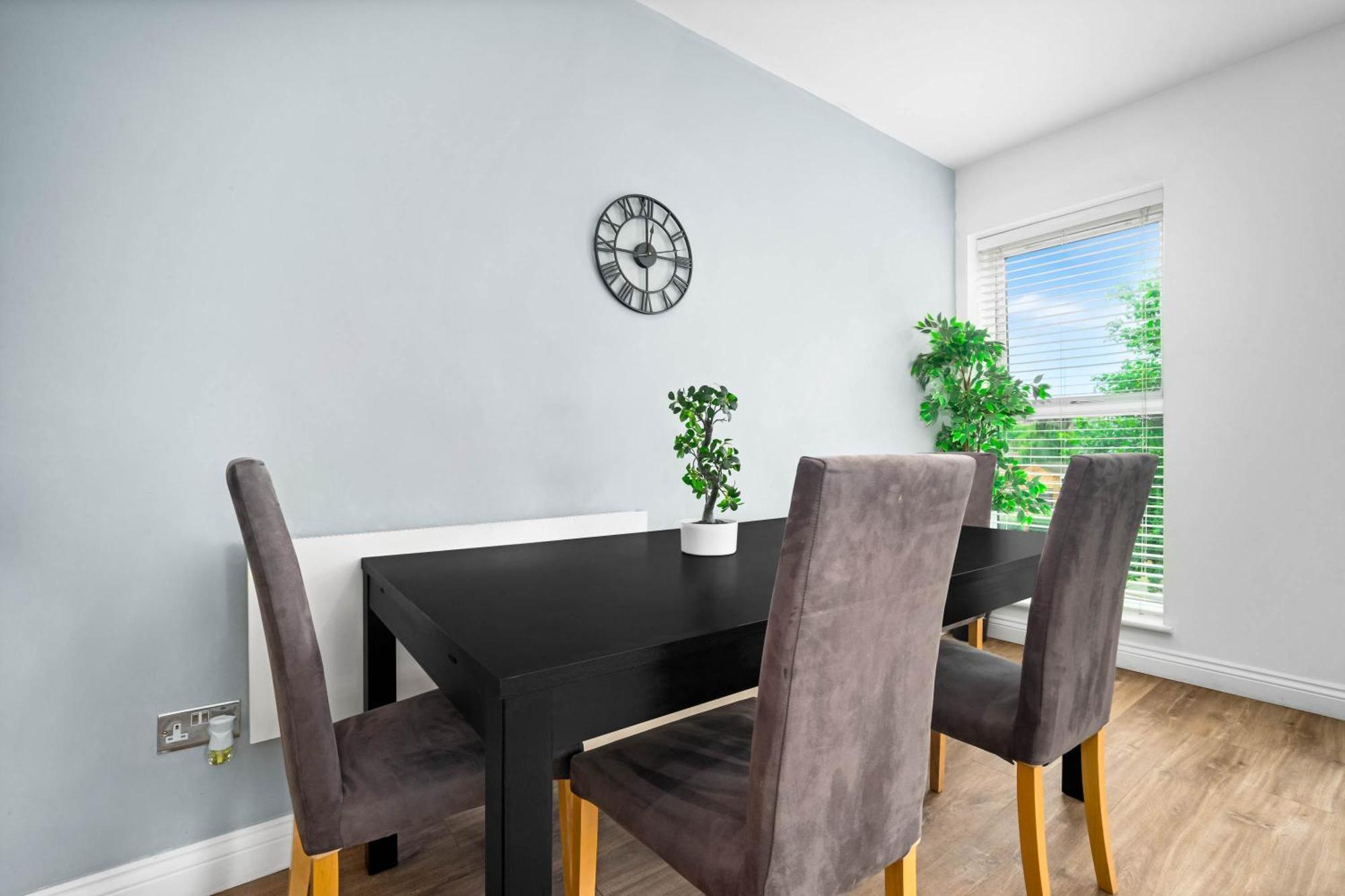 Luxury Two Bedroom - Secure Parking - Centre - 195m Apartment *